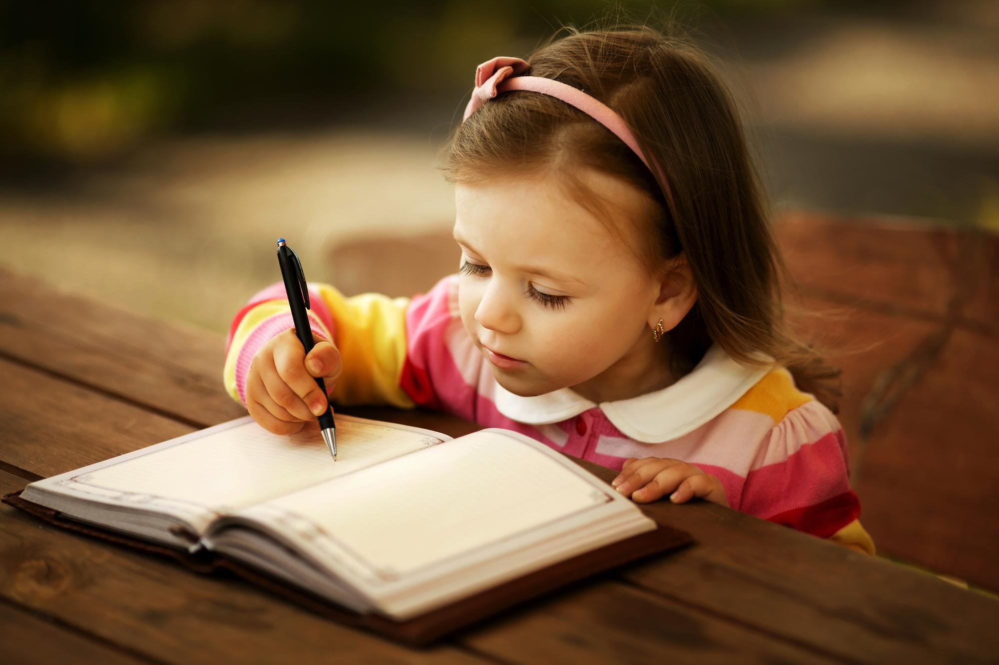 Написать фото девочки. Хельга Хилтунен. Ребенок пишет. Дети сочиняют. Девочка учится.